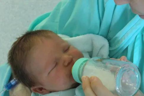 Photo Bébé avec un biberon