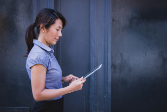 Photo Femme avec une tablette