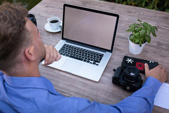 Photo Homme au bureau avec ordinateur