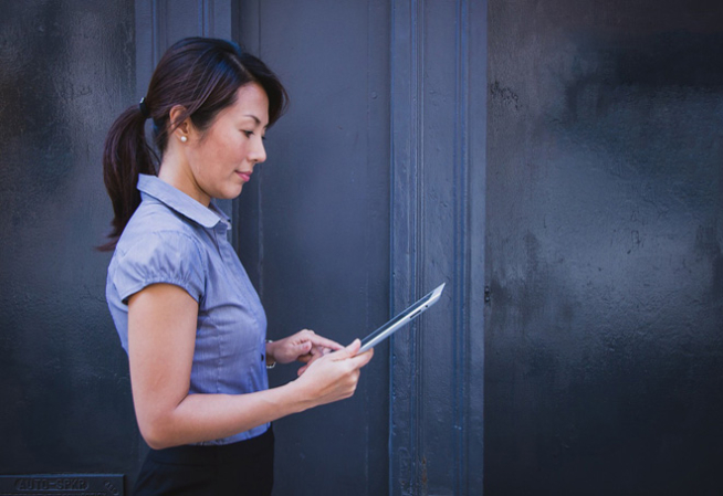 Photo Femme avec une tablette