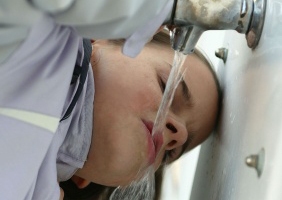 Photo enfant buvant de l'eau du robinet