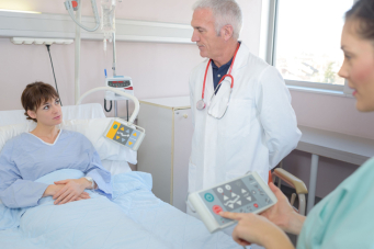 Professionnels de santé visitant un patient