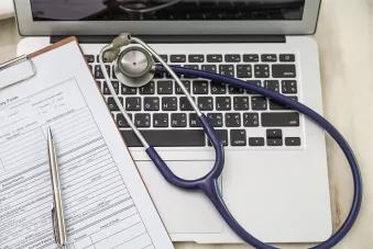 Photo d'un ordinateur avec un stéthoscope