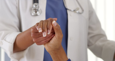Docteur tenant la main d'un patient