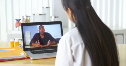 Professionnel et patient en visioconférence