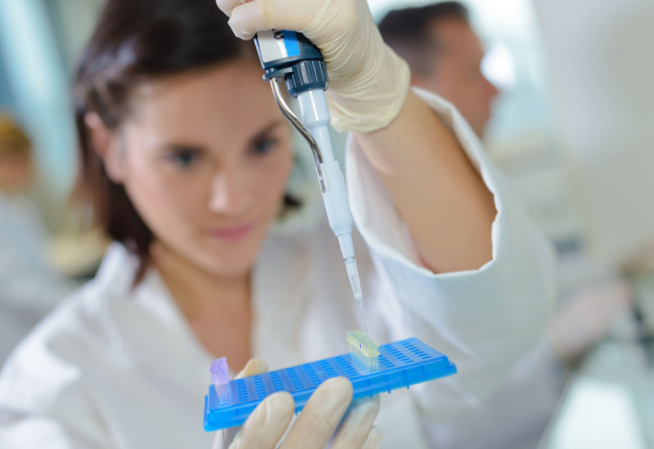 un professionnel de santé faisant un prélèvement