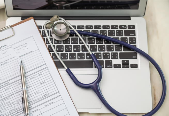 Photo d'un ordinateur avec un stéthoscope