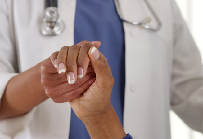 Docteur tenant la main d'un patient