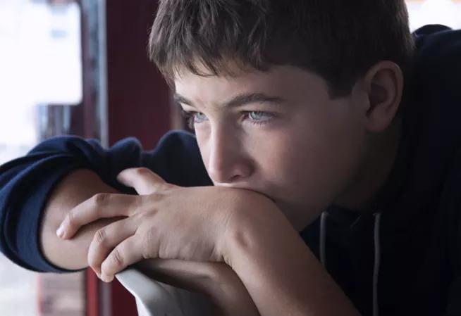 Un adolescent dans ses pensées