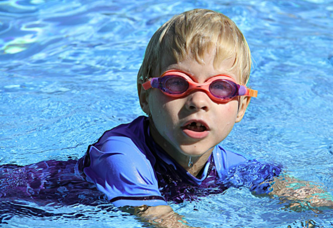 Photo enfant se baignant