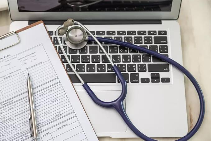 Photo d'un ordinateur avec un stéthoscope