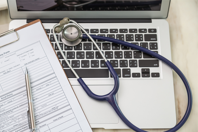 Photo d'un ordinateur avec un stéthoscope