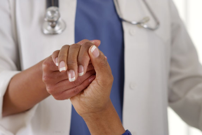 Docteur tenant la main d'un patient