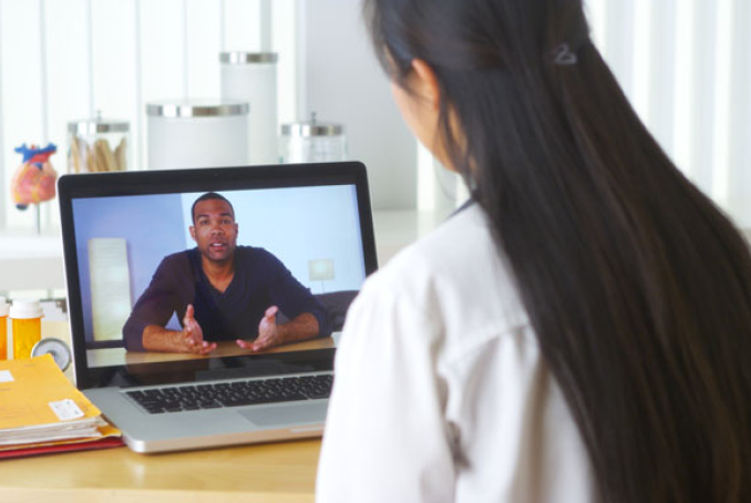 Professionnel et patient en visioconférence