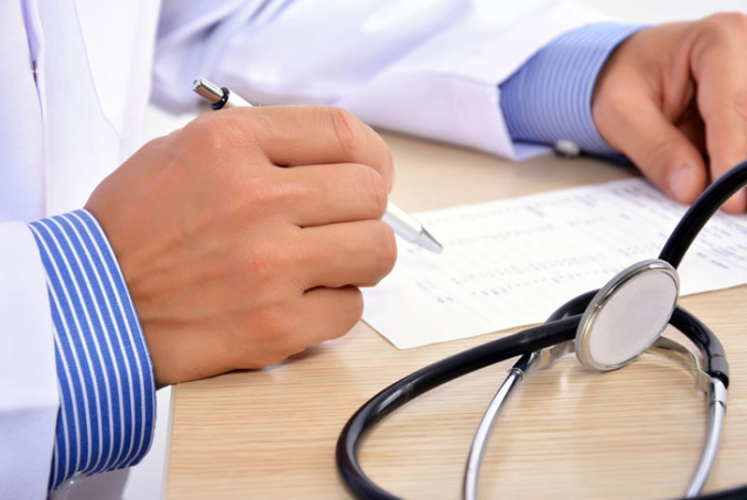 Médecin installé à son bureau en train de relire un document