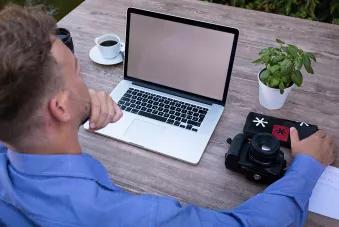 Photo Homme au bureau avec ordinateur