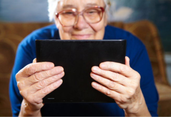 Visuel Personne âgée avec tablette