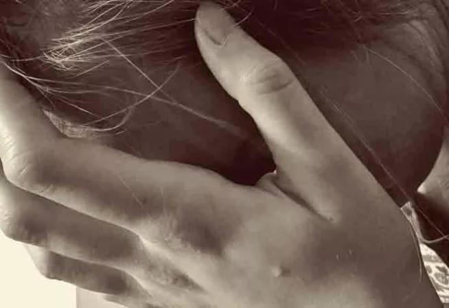 Photo du visage d'une femme inquiète