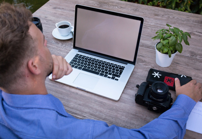 Photo Homme au bureau avec ordinateur