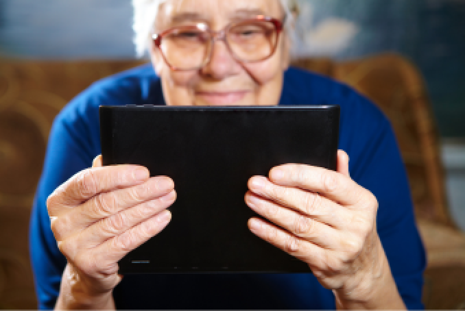 Visuel Personne âgée avec tablette