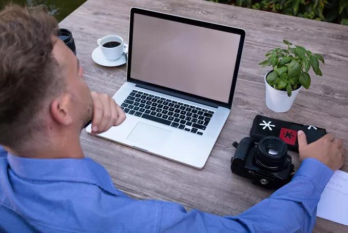 Photo Homme au bureau avec ordinateur